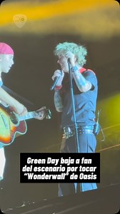 1.7K views · 37K reactions | ¿Error o se quiso hacer el gracioso?樂 En su reciente concierto en Luxemburgo, Green Day subió a un fanático para que tocará la guitarra en Good Riddance. En un comienzo, el joven la tocó sin aparentes problemas, pero, en un momento, se detuvo ante la sorpresa de Billie Joe y comenzó a interpretar Wonderwall de Oasis. Tras esto, fue bajado del escenario por la banda estadounidense. | Radio Cassette | Facebook