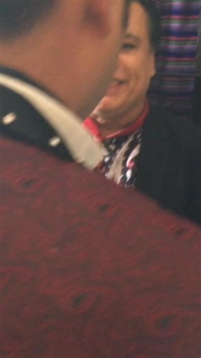 #TBT Recordando al gran maestro Juan Gabriel. Esta fue la última vez que pudimos compartir con él, durante la grabación del video oficial del tema “YA”. Esta canción formó parte del álbum Dúos 3 (2022), un proyecto que quedó inconcluso, pero que guardamos con gran cariño en nuestra memoria. En nuestra trayectoria quedan un sinfín de recuerdos de todas las ocasiones en que eligió a Banda El Recodo para compartir escenario. Un abrazo grande hasta el cielo, querido Alberto. | Banda El Recodo