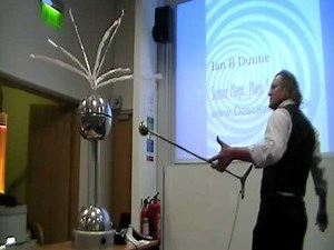 Van de Graaff Generator - static electricity - Ian B Dunne makes huge sparks