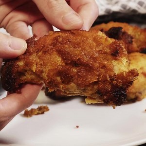 714K views · 1.6K reactions | Crispy coated, fall-apart fried chicken... made in the slow cooker 勞 Full recipe: https://trib.al/yEe2zXX (via Delish UK) | Delish | Facebook
