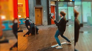 Straßenmusiker spielt in Einkaufszone – alter Mann tanzt mit Gehstock