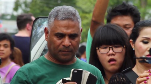 Violinist stuns Bangkok street with "Radioactive" looping cover