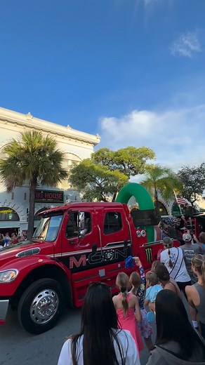 Parade day during the World Championship Boat Races! 🚤 🏁 #worldchampionship #boatraces #keywest #islandlife #keywesttropicallife #fyp #florida | Key West Tropical Life