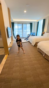 840K views · 1.2K reactions | #承萬尊爵渡假酒店 是埔里少數的親子飯店 有游泳池、遊戲室、溫水SPA池 小朋友在這邊會玩到不想離開藍 而且房價相當親民，CP值超高 非常適合親子家庭 地址：南投縣埔里鎮樹人路131號 ☎️電話：049 299 5757 入住：15:00 退房：隔日早上11:00 | 豬爸一家 | Facebook