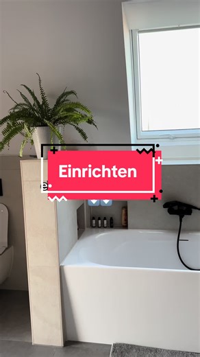 Pläne auf Papier oder dem iPad sehen immer toll aus, aber das echte Raumgefühl? Das fehlt komplett. Wir hätten fast den größten Fehler gemacht und unsere Kücheninsel viel zu wuchtig geplant. Unser Sanierungs-Hack: Wir haben uns eine Rolle Malerkrepp geschnappt und die gesamte Einrichtung im Maßstab 1:1 auf den nackten Boden geklebt. 🛠️✨ Warum ihr das unbedingt machen müsst: 1. Laufwege testen: Komme ich noch entspannt am Esstisch vorbei, wenn die Stühle ausgezogen sind? 2. Abstände checken: Rei