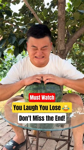 He Tried to Split a Watermelon… BIG MISTAKE! 😆🍉 #funnyvideo #watermelon #funnyshorts #viral