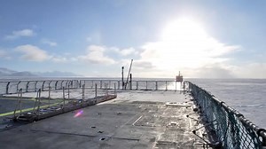 Søværnets skibe har været i aktion som isbrydere i dette års meget barske og kolde grønlandske forår. | Forsvaret