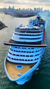 Do mar para a cidade, do dia para a noite, podíamos ver o MSC Divina a navegar durante todo o dia. 💙 Descubra os itinerários de inverno 2023-24 do MSC Divina AQUI ---> https://bit.ly/3P6mMGl | MSC Cruzeiros