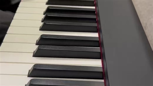 卡西欧便携式电钢琴CDP-S110_初学者朋友非常适合的一款电钢琴_外观颜值高、88键重锤键盘、专业音源、64复音数、10种内置音色、电池、电源双供电模式，性