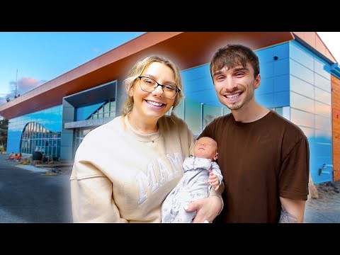 Baby's 1st Visit To Family's Aquarium!