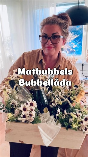 Matbubbel 🌟Jenny Andrén on Instagram: "~ Matbubbels Bubbellåda ~ ⁣ ⁣ Du har väl inte missat min bubbellåda i reklamsamarbete med @vinoteket för dig över 25 år med leverans direkt hem till ytterdörren. ⁣ Och tack för all fin respons jag fått av er som beställde innan jul. Kul att Ni gillar mina utvalda ⁣bubbel 🥂⁣ ⁣ Nytt år och nya goda stunder väntar. ⁣ Passande att ha hemma till dina kommande plockisstunder. ⁣ ⁣ Min bubbellåda innehåller mousserat för alla tillfällen och allt i en låda för 99