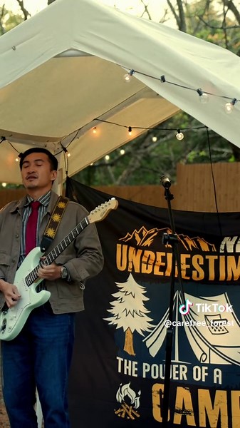 第六位選手 樂達克 來自屏東的選手，為本地和平區公所職員，同時現於獨立樂團“閣樓上的莉瑪”擔任吉他手。 平時除了工作之外，最大的興趣就是音樂與吉他。 舞台上的他，也用最真誠的方式把音樂呈現給大家。 本次比賽演唱歌曲： 《世界が終るまでは》 雖然當天因為喉嚨發炎影響到狀態，聲音沒有辦法完全發揮，但依然堅持完成整首歌曲，也展現出對音樂的熱愛與舞台精神。 他的電吉他表現非常出色，留給觀眾及評審非常深刻的印象，也讓現場氣氛瞬間被點燃。 喜歡 樂達克 的朋友們 歡迎在下方留言幫他加油打氣！ 贊助商 ｜米家醬蟹｜無憂森林｜@山下祈 #醉後好聲音 #無憂森林 #米家醬蟹 #唱歌 #比賽