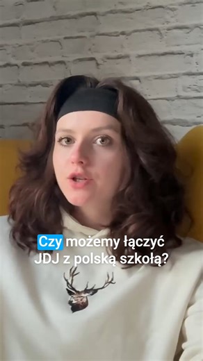 JDJ International Open Schools on Instagram: "Czy możemy łączyć JDJ IOS z polską szkołą? Tak - na tym polega program Dual Diploma: chodzisz normalnie do polskiej szkoły średniej, a równolegle realizujesz amerykańskie liceum online 🇺🇸w JDJ (zwykle 2–3 przedmioty rocznie przez ok. 3 lata). 📌 Uczysz się elastycznie - w wybrane dni i godziny: najczęściej po południu, w weekendy, a nawet w ferie i wakacje, dzięki czemu Twoja American High School nie koliduje z polską szkołą. 🎓 Efekt? Dwie ścieżki