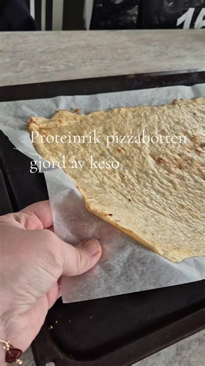 Pizzabotten gjord av keso: kalorier= 370 Protein= 34 g - 1 ägg - 200 g naturell keso - 1 dl havregryn - 1 msk psylliumfröskal (eller 1 msk extra havregryn) - Lite salt 1. mixa allt till en smet. 2. bred ut tunt på bakplåtspapper. 3. förgrädda 200 grader i 15 min. 4. ta ut, lägg på topping (för mycket tomatsås kan göra botten mjuk om botten är för tunn) 5. Grädda igen 10-15 minuter