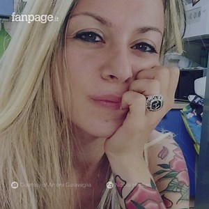 Questa hostess è la nuova star del web. Così il suo sorriso ha conquistato l'Italia intera. | Fanpage.it
