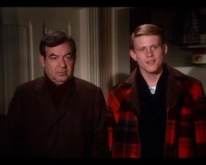 Scritto da Bill Idelson con la regia di Frank Buxton l'episodio "La vigilia di Natale" titolo originale "Guess who's coming to Christmas" è senza dubbio l'episodio più commovente che parla del Natale. E’ il 24 Dicembre, la vigilia di Natale. In casa Cunningham fervono i preparativi per la festività; c’è anche Chuck, il fratello maggiore di Richie, e si rende subito utile aiutando il padre a far funzionare il Babbo Natale elettrico. Fuori nevica abbondantemente e la vecchia De Soto fa i capricci: