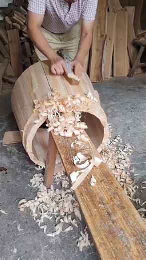 Mastering Traditional Woodworking: Shaping a Wooden Barrel with Precision #shorts