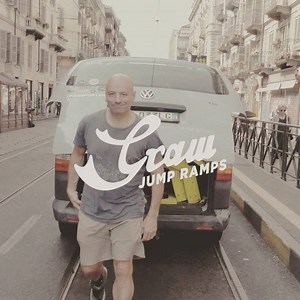 How to assemble our miniramp: grab a friend, 20 screws (we give you those) , a screwdriver...connect the two parts of the flat, put the legs to the two transitions, join the three parts and you’re ready to skate it! | Graw Jump Ramps