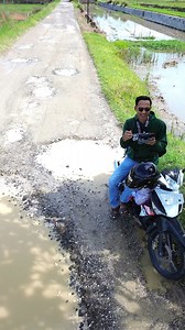 229 reactions · 31 shares | Ok lurr pertma tmane ngapurne . Di kesempatan hari ini aq nuruti requset masyarakat tetang jalan rusak .moga suarane rika pda bsa tembus tekn kae kana. Mngko trus d beton .amin 爐☺️ #reelschallengereelschallenge #vod #cilacap | Indra Bolang | Facebook