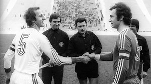 184K views · 1.7K reactions |  Mit Beckenbauer, Müller, Hoeneß & Rummenigge - als die Profis des FC Bayern München 1977 im Pokal auf die #FCBAmateure trafen!  https://fcbayern.com/Spiel_Profis_Amateure #ThrowbackThursday | FC Bayern Campus | Facebook