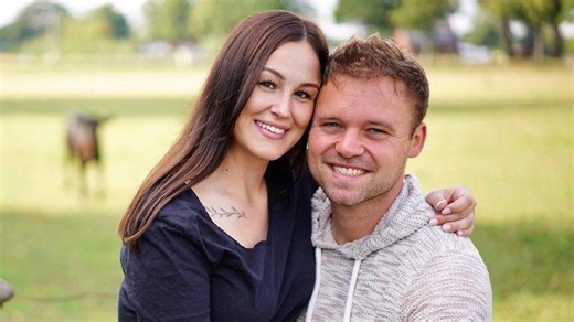 Jetzt sind sie Bauer, Frau und Baby