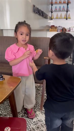 How to give CHOCOLATE with your siblings properly?👧🏻👶🏻#eating