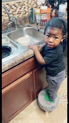 This baby been here before #lol #hilarious #babytok #kids #funny #viral #awoodbp @awoodbp 😅🤣 #washingdishes