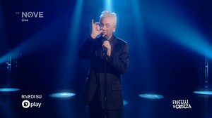 Crozza è di nuovo Sting: canta "Message in a bottle" in un italiano tutto da ridere!