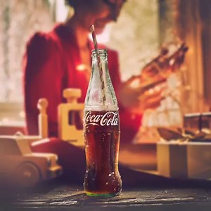 🎁 That feeling when you find them the perfect gift. 🎁 #TasteTheFeeling | Coca-Cola