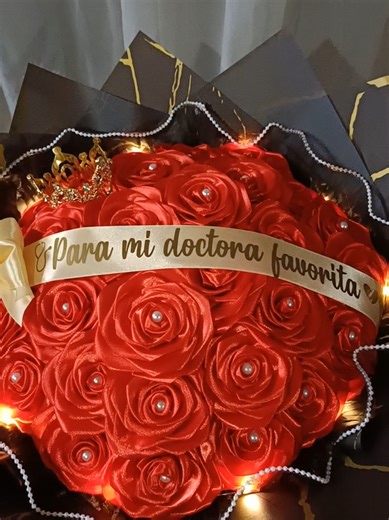 resultado final del ramo de 30 rosas. una disculpa ya no pude grabar el proceso de envoltura 😵‍💫 #moncherrisclavel #ramode30rosas #elamorestaenelcarrito #14defebrero #sanvalentin