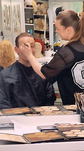 Rossinis forrykende «Barberen i Sevilla» spilles for fulle hus i Operaen denne vinteren. Vi hektet oss på Alasdair Kent, som synger rollen som Grev Almaviva, for å vise hvordan en vanlig arbeidsdag for han ser ut! Heng på 😍 | Den Norske Opera & Ballett