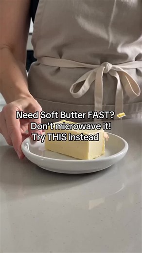 🧈 Need soft butter fast? Don’t wait around for it to come to room temperature and don’t melt it in the microwave! Pour hot water into a glass, let the glass warm up, pour the water out, then turn the warm glass upside down over your cold butter. A few minutes later… soft, spreadable butter! 🙌🏻 One of those little kitchen tricks that makes life just a little easier. ❤️ #FromDenmarkWithLove #BakeWithLove #KitchenHacks #BakingTips #LifeHacks