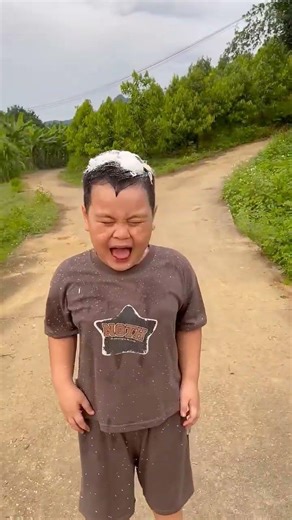 Càu bé tót bung và anh trai hài huóc