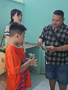 859K views · 13K reactions | Em Trang cùng 2 con nhận số tiền lớn khi đi ở trọ nhìn thấy tội quá #sucsongmoi #Trang #emtrangcantho | SỨC SỐNG MỚI | Facebook