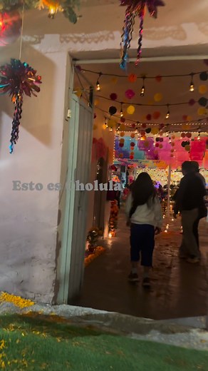 Esto es Cholula visitó algunas primeras ofrendas en el municipio, donde las familias mantienen viva la tradición con hermosos altares decorados con papel picado, comida típica y atuendos únicos que reflejan el amor por quienes ya partieron. 🌼🕯️ | Esto es Cholula