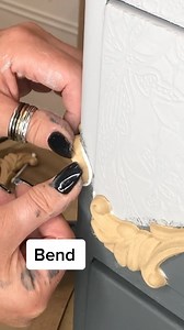“Bendy Wood” https://woodubend.com/product/pack-of-two-decorative-drops-wub1245-37-x7-2cm/ Bendy wood? Yes, you heard that right! WoodUbend mouldings are real wood but with a twist – they become flexible when heated, allowing you to shape and apply them effortlessly to your projects. Perfect for upcycling furniture, crafting, and adding unique decorative details. Watch the magic happen in seconds! Products used: WoodUbend Applique WUB1245 #WoodUbend #PoshChalk #FurnitureUpcycling #DIYHomeDecor #