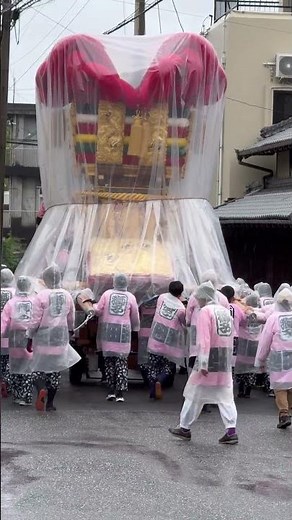何十年ぶりかに観た太鼓台 あいにくの雨でカッパ来てて何か盛り上がりにかける 四国中央市三島の祭り