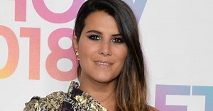 Karine Ferri canon et sexy en maxi doudoune sur mini robe (wow !)