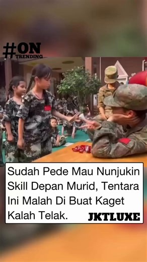 Niatnya bikin permainan seru sekaligus jadi contoh di depan murid, tentara ini malah harus menerima kekalahan telak dari sang siswa 😂Dari sini kita bisa belajar bahwa keberanian mencoba dan menerima kekalahan itu sangat berharga.Btw, kalau dilanjutin mungkin tentaranya tinggal pakai kaos oblong sama kolor doang 😅