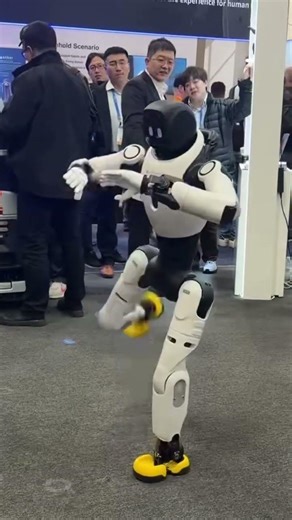 🤩This robot has some moves! #robot #dancemoves