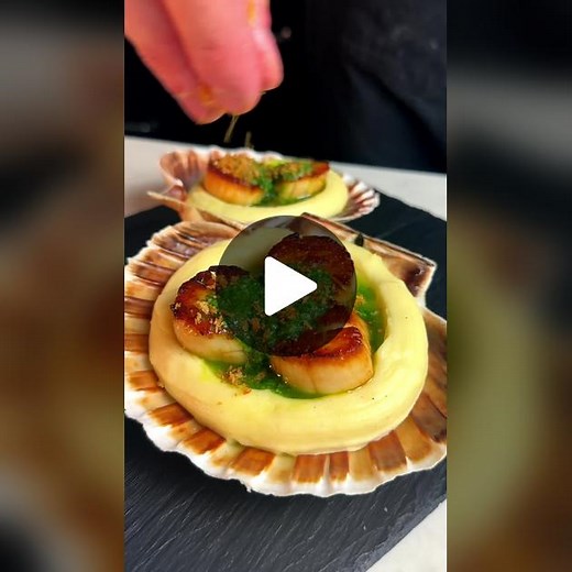 Episode 8 | Date Night Dishes Seared scallops, creamy mash, parsley-chive butter and toasted panko breadcrumbs. Give it a go 😏🔥 There’s no exact recipe for this, so just 2 key things to note if you make this: 1) Blanch the herbs then cool in an ice bath before mixing with the butter, garlic salt and pepper 2) Sear the salted scallops on medium high heat for 1-2 mins on each side (should have a nice crust but be buttery on the inside). Enjoy! #food #recipe #scallops #seafood #asmr #fyp #cooking