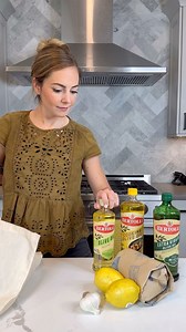 Good living is easy, you just need the right ingredients 🌱 Did you know that substituting in olive oil in your everyday cooking may help reduce risk factors of several diseases? 🫀A registered dietitian @emilysullivan explains how👇 In comparison to other plant oils, olive oil has the highest percentage of monounsaturated fats, which help to lower “bad” cholesterol and increase “good” cholesterol. On top of that, it is rich in antioxidants and has anti-inflammatory properties, has been shown to