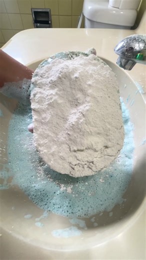 part 2🥰 this editing has a little more footage of mixing, do you guys like squeezes only or add mixing as well? thank you everyone for supporting me💕 trying to film requests this week and hopefully some appreciation posts next week🤗 #powdercleans #fyp #spongesqueeze #viral #yummy #combo #request #ajax #pine #glo #pinalen #xtra #lemon #comet #powder #pinesol #2x #pop #edit #paste #sudsy