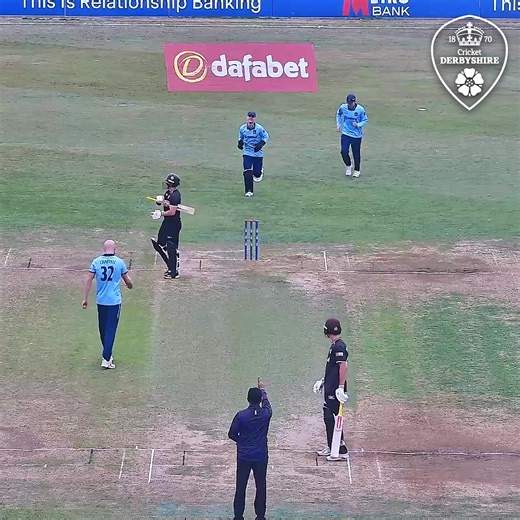 Full, straight, out ☝️ Chappell traps Burns LBW for our first of the day! Watch LIVE ➡️ derbyshirec.cc/3UH5W2S | Derbyshire County Cricket Club