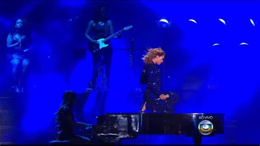 Beyoncé “1 1” Rock In Rio 2013 🇧🇷 The lights dropped. The noise fell away. And then came the first note , At Rock in Rio, Beyoncé sang “1 1” like a woman offering her entire heart and holding nothing back. In front of 85,000, she turned a festival stage into something sacred. Let’s dive into the moment where love became the loudest thing in the room. 🐝 Midway through her set, after the energy, the dancing, the sequins, and the hair flips… Beyoncé stopped everything. It was one of the most vul