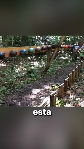 El Efecto Péndulo: Explorando la Oscilación de las Bolas de Boliche ⚖️🔵 En este video educativo, exploraremos el fascinante fenómeno del efecto péndulo con bolas de boliche. Este experimento visualiza cómo la longitud de la cuerda afecta el movimiento oscilatorio de las bolas, demostrando principios fundamentales de la física. ¿Por qué ocurre esto? La diferencia en la oscilación se debe a la longitud de la cuerda y a la gravedad. La fórmula del período de un péndulo simple indica que el tiempo