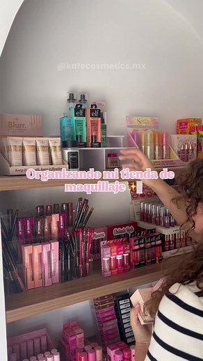 Organizando las Repisas de Mi Tienda de Maquillaje