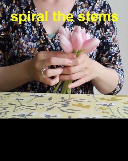 How to make a small gift wrapped hand held posy #floristry #diyweddings #weddingfavors #flowergirl