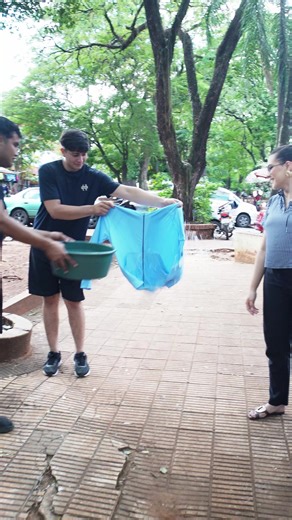 Ya adquiriste la campera impermeable? 🤩✅ #camperas #lluvia #humor #comedia #cde