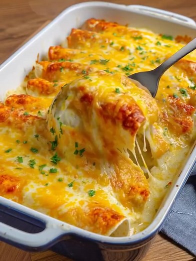🌯 Creamy Homemade Sour Cream Enchiladas 🌯 Soft tortillas stuffed with juicy chicken and smothered in a rich sour cream sauce for the ultimate Tex-Mex comfort meal 😍 Ingredients: • 1 lb boneless, skinless chicken, diced • 1 onion, chopped • 1 tablespoon vegetable oil ... Full Recipe in Coʍmеոτ 💬 | Recipes by Clare